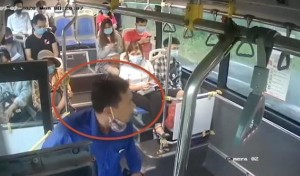 Clip khách không chịu đeo khẩu trang, chửi tục, nhổ nước bọt vào nữ phụ xe buýt ở Hà Nội