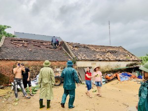 Lốc xoáy cuốn bay hàng chục mái nhà dân ở Hà Tĩnh
