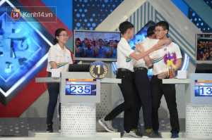 Sự thật về hình ảnh tranh cãi tại Chung kết Olympia 2020: Nữ Quán quân lủi thủi một góc nhìn 3 nam sinh ôm nhau