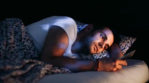 Nghiên cứu mới: Thói quen trước khi đi ngủ của rất nhiều người đang 