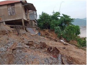 Quảng Bình: Núi Ba Cồn bị sạt lở vùi lấp nhà, hàng trăm người dân tháo chạy trong đêm