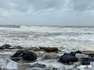 Vì sao bão số 13 tăng thêm 2 cấp và suy yếu khi vào bờ?