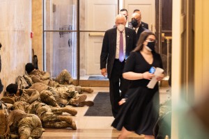 Mỹ: Vệ binh Quốc gia ngủ la liệt tại điện Capitol 