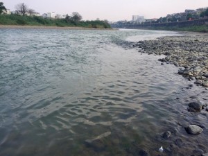 Chuyên gia giải thích về hiện tượng nước sông Hồng đổi màu, trong xanh như ngọc
