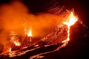 Núi lửa 6000 tuổi phun trào sau gần 800 năm không hoạt động