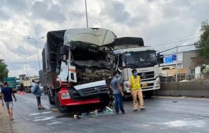 Tài xế xe tải chết kẹt sau tai nạn với xe container