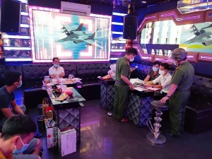 Đà Nẵng: Phạt 15 triệu đồng, thu hồi giấy phép quán karaoke đón khách giữa lúc dịch COVID-19 bùng phát