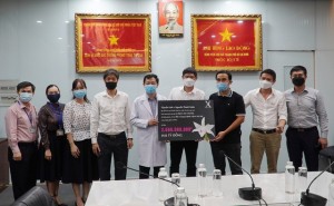 Quyền Linh và người yêu lan ủng hộ 2 tỷ đồng cho Bắc Giang và Bệnh viện K