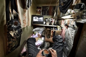 Bật khóc giữa 'căn hộ qu.an t.ài' đắt đỏ ở Hồng Kông: Khó sống tới mức 'nghẹt thở'