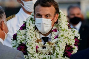 Khoảnh khắc 'hot' nhất hôm nay: Tổng thống Pháp bất đắc dĩ thành cây hoa di động, nét mặt của ông càng gây chú ý