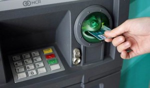 Ngân hàng đồng loạt miễn, giảm phí chuyển tiền online, rút tiền ATM