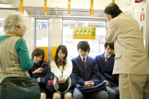Ở Nhật người trẻ ít khi nhường ghế cho người già, lý do gì mà một đất nước hàng đầu về văn hóa ứng xử lại hành động như vậy?