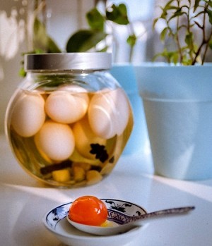 3 cách làm trứng muối tại nhà cực đơn giản: Cách số 2 nhanh thần tốc, chỉ 2 ngày là xong!