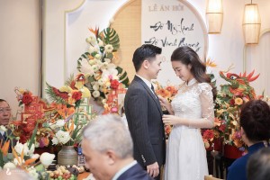Hoa hậu Đỗ Mỹ Linh e lệ bên chồng doanh nhân, tiết lộ gia đình chồng tâm lý
