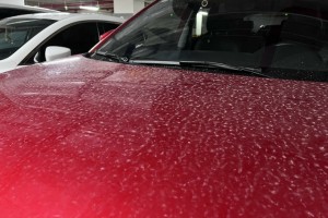 Dùng nước mưa để rửa xe ô tô có thể khiến sơn xe bị ăn mòn