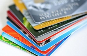 Có các loại thẻ ngân hàng nào? Dựa vào tính năng gì để phân biệt các loại thẻ?