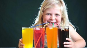 Trẻ uống nhiều thứ tưởng vô hại này, lớn lên dễ nghiện rượu