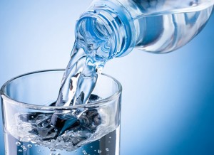 Phát hiện mới trong mỗi lít nước đóng chai chứa 240.000 mảnh nhựa