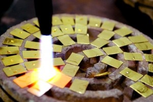 Quy trình làm vàng giả từ vonfram của Trung Quốc