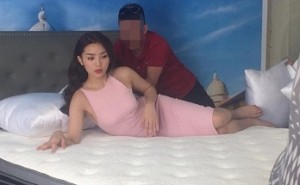 'Rò rỉ ảnh giường chiếu' nóng bỏng của Hoa hậu Kỳ Duyên
