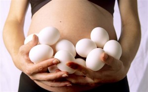 Mang thai ăn trứng gà có đẻ con da trắng không?