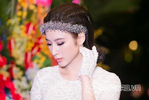 Angela Phương Trinh kín đáo nhưng vẫn nổi bật giữa ‘rừng’ sao Việt sexy