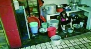 Bức ảnh chấn động: Nhân viên nhà hàng rửa chân trong nồi cơm