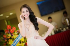 Cô giáo tiết lộ những bí mật thời đi học của Hoa hậu Phạm Hương