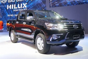 Bán tải Toyota Hilux vừa cập bến Việt Nam đã ‘gây sốt’