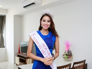 Hoa hậu Phạm Hương chia sẻ ảnh bên trong căn hộ mới sang trọng ở Tp.HCM