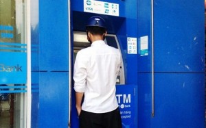 Làm sao để không bị cảnh tự dưng mất tiền trong ATM?