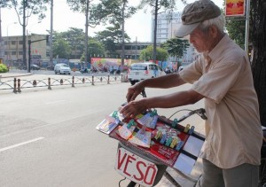 Người bán vé số ở Sài Gòn có thu nhập ra sao?