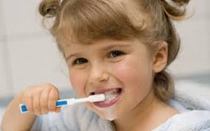Quan niệm sai lầm khi không cho trẻ đánh răng sớm