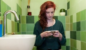 Tác hại không ngờ của việc xem điện thoại khi đi vệ sinh