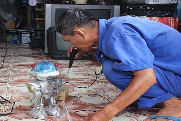 Ông Tống Văn Thơm chế tạo robot mini từ rác thải