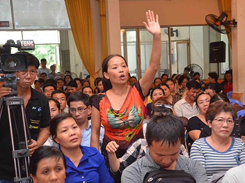 Tiểu thương giơ tay xin phát biểu trong buổi đối thoại tại chợ Tân Bình