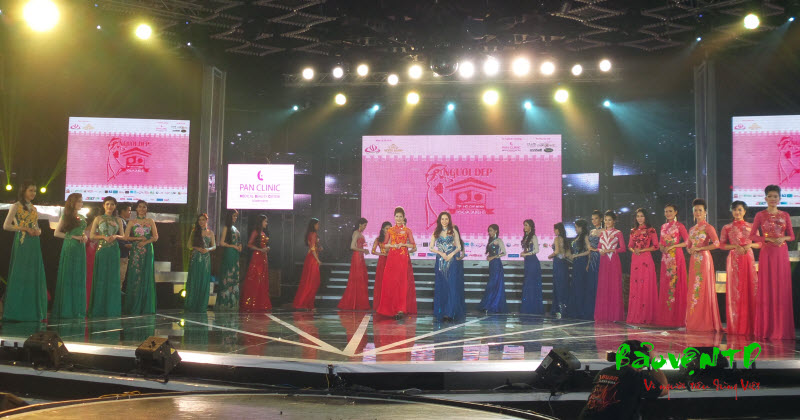 25 người đẹp trình diễn trang phục áo dài của NTK Tuấn Hải tại đêm chung kết. (Ảnh: Baoventd.com)