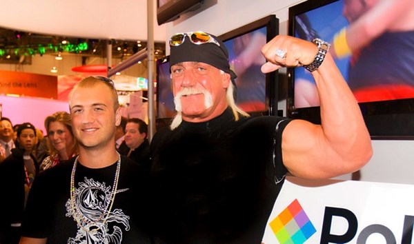 Nick Hogan (trái) và cha anh Hulk Hogan (phải)