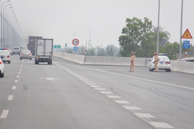 CSGT được phép dừng xe trên đường cao tốc