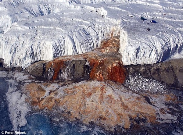 Sông băng chảy máu ở Nam Cực