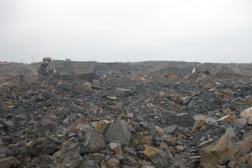 Lớp đất đá phủ trên bề mặt kho than ngầm.