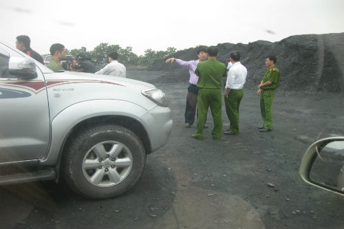 Cơ quan công an tiến hành kiểm tra tại kho Tây Khe Sim ngày 26/03.