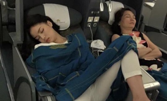 Dáng ngủ "khó đỡ" của Hoa hậu Kỳ Duyên trên máy bay gây tranh cãi gay gắt