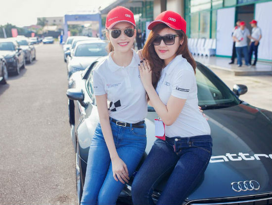 Hoa hậu Đặng Thu Thảo và dàn sao Việt khoe dáng bên siêu xe Audi