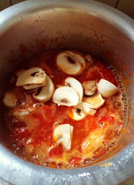Canh tôm có vị chua chua, cay cay thơm ngon, đậm đà là món ngon bổ dưỡng cho mùa hè.