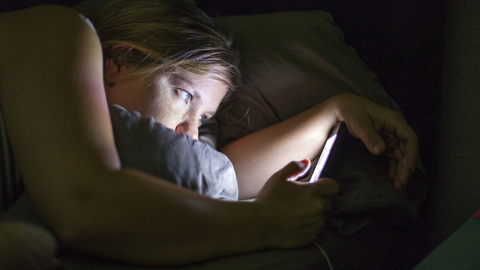 Đột tử sau khi thức trắng đêm 'nghịch' smartphone