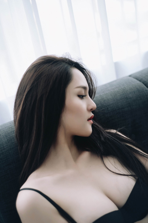 8 “gái ngoan” showbiz Việt bỗng lột xác gợi cảm