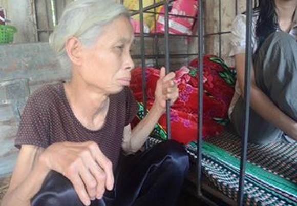Câu chuyện mẹ già phải nhốt con gái vào lồng sắt lên báo Thái Lan
