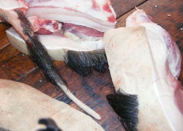 Đặc sản lợn nguyên lông giá gấp đôi ở Hà Nội