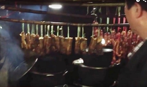 'Phép biến hình' của gia vị xông khói thịt lợn chết thành… đặc sản